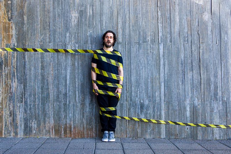 o dilema da inovação​: homem amarrado com fita amarela e preta