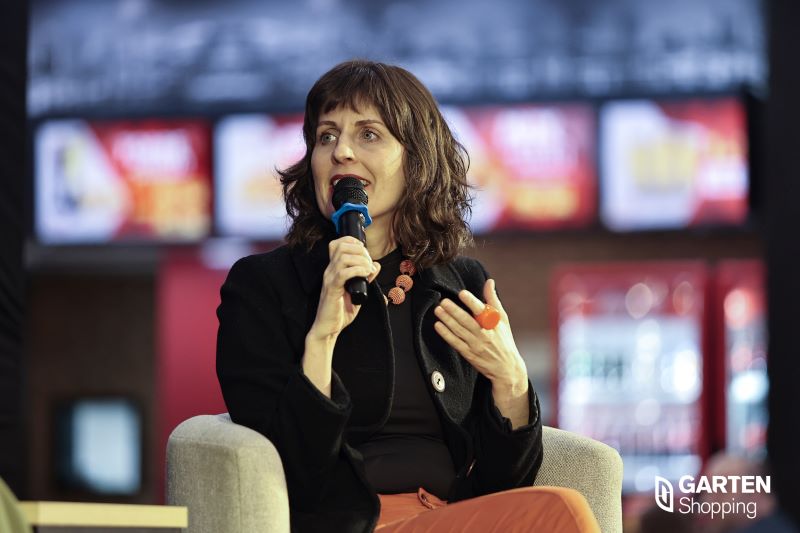 walk the talk​: mulher dando palestra